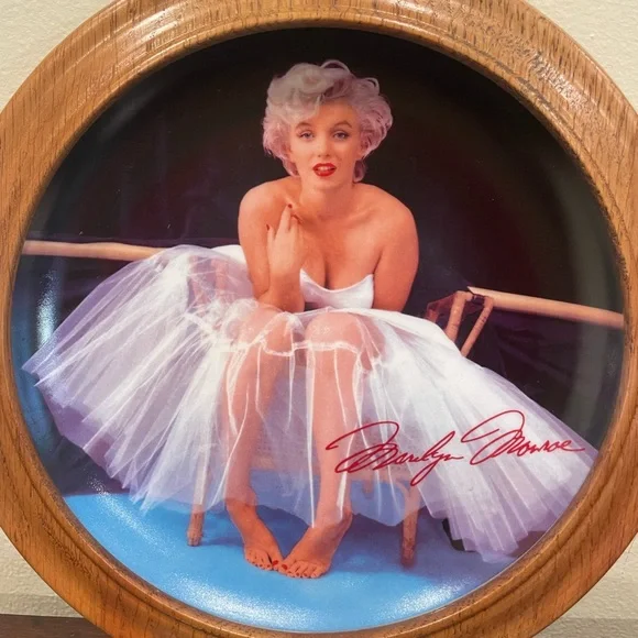 Marilyn Monroe Vintage Decorative Plate with Wooden Frame - Picture 6 of 12